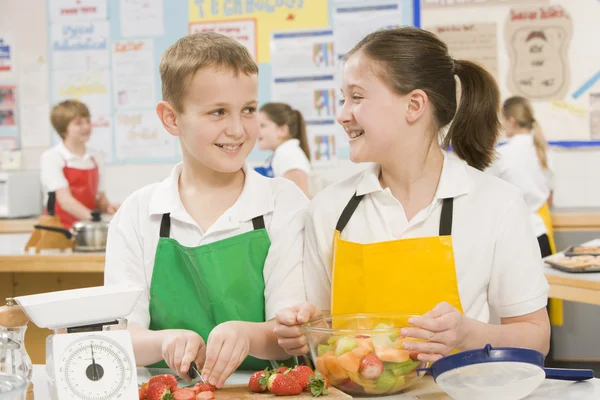 Schoolchildren at school in a cooking class — Stock Photo, Image