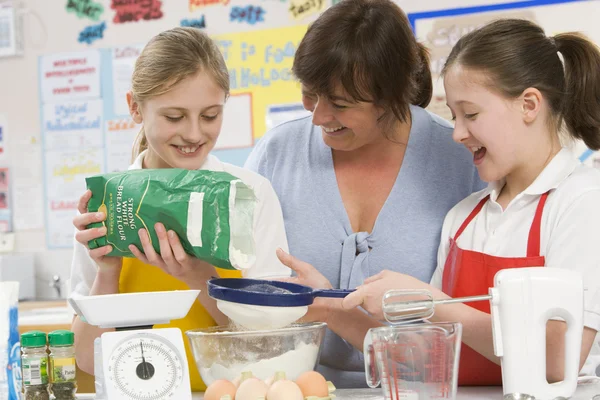 Los escolares y el maestro en la escuela en una clase de cocina —  Fotos de Stock