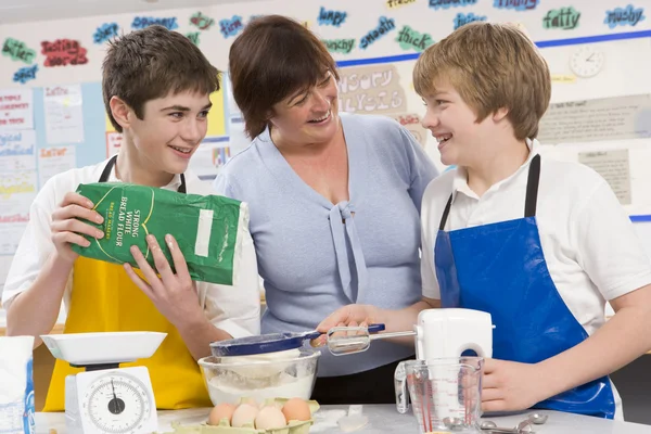 Schüler Und Lehrer Der Schule Kochkurs — Stockfoto