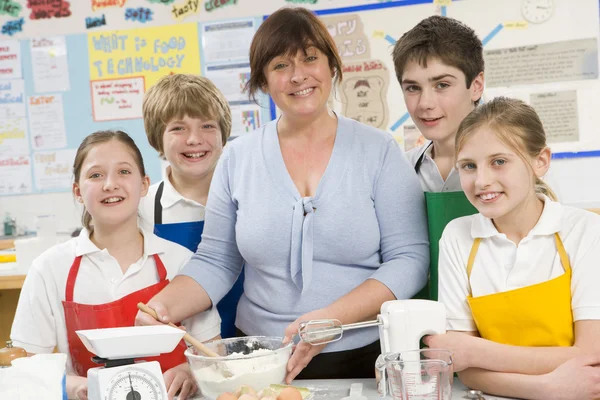 Escolares e professores na escola em uma aula de culinária — Fotografia de Stock