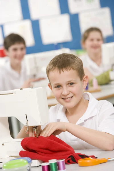 Schoolboy Usando Uma Máquina Costura Classe Costura — Fotografia de Stock