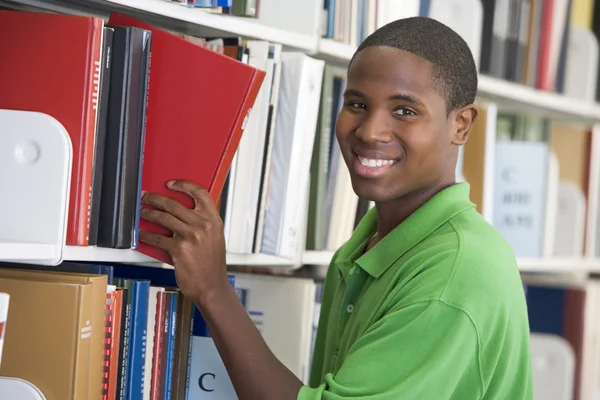 Mannelijke Student Boek Bibliotheek Selecteren — Stockfoto