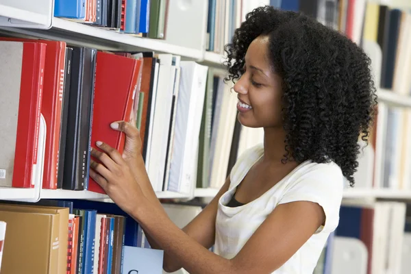 Női Egyetemi Hallgató Kiválasztása Könyvtári Könyv Polc — Stock Fotó