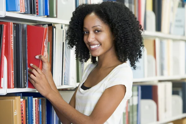 Estudante Universitária Selecionando Livro Biblioteca Prateleira — Fotografia de Stock