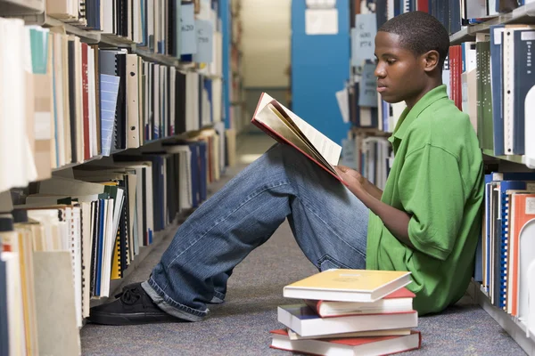 Mannelijke Universiteitsstudent Zittend Bibliotheek Vloer Omgeven Door Boeken — Stockfoto