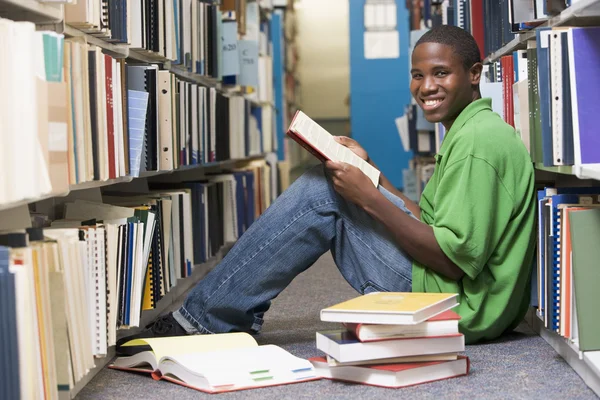 Estudiante universitario trabajando en biblioteca —  Fotos de Stock