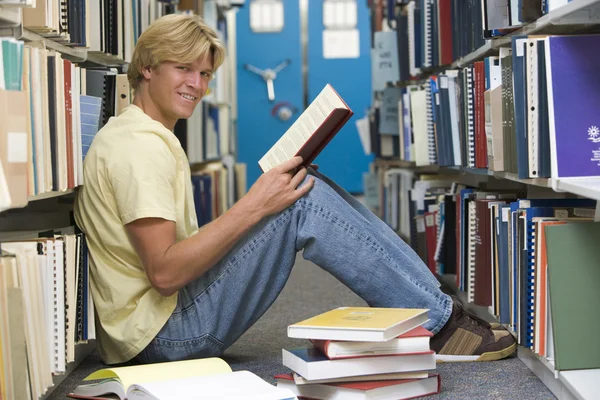 Estudante universitário que trabalha na biblioteca — Fotografia de Stock