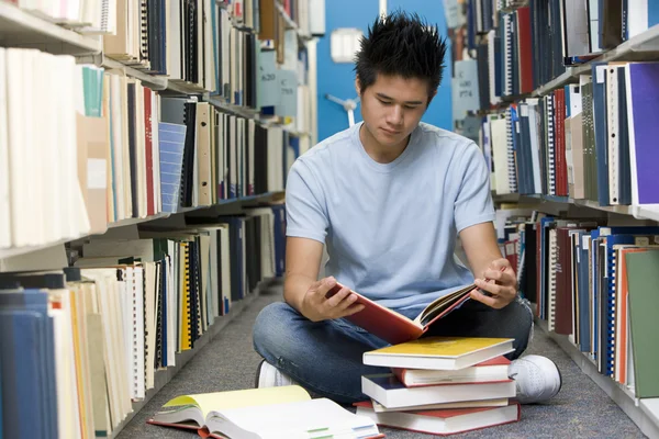 Estudante universitário que trabalha na biblioteca — Fotografia de Stock