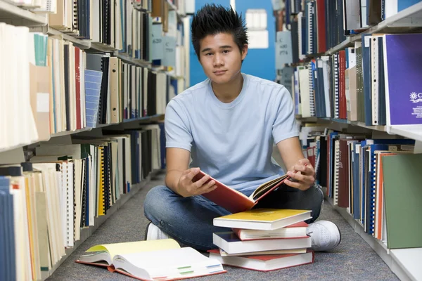 Студент Університету Сидить Підлозі Бібліотеки Оточенні Книг — стокове фото