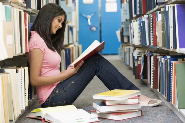 Studentessa Seduta Sul Pavimento Della Biblioteca Circondata Libri — Foto Stock