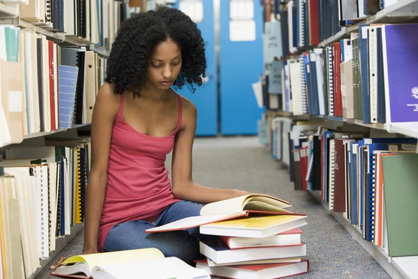 Vrouwelijke Student Zittend Bibliotheek Vloer Omgeven Door Boeken — Stockfoto