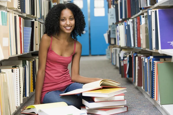 Universiteitsstudent werkt in bibliotheek — Stockfoto