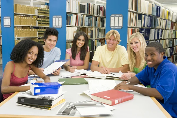 Grupo Seis Estudiantes Trabajando Alrededor Mesa Biblioteca — Foto de Stock
