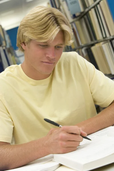 Manlig Student Arbetar Med Rapport Biblioteket — Stockfoto