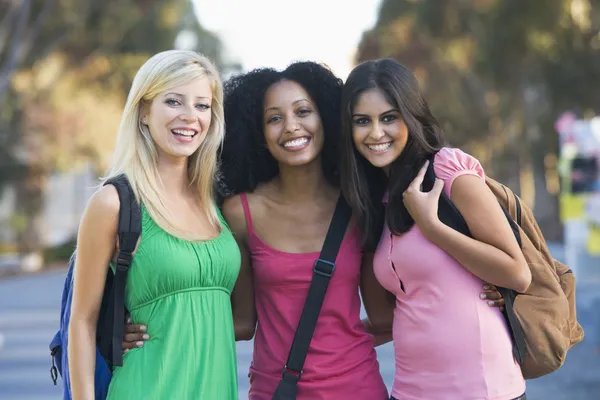 Groep van vrouwelijke studenten plezier — Stockfoto