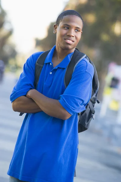 Student mit Rucksack draußen — Stockfoto