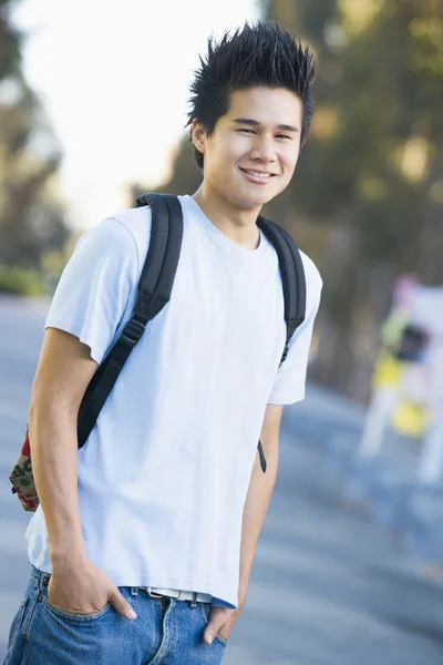 Estudante universitário usando mochila — Fotografia de Stock