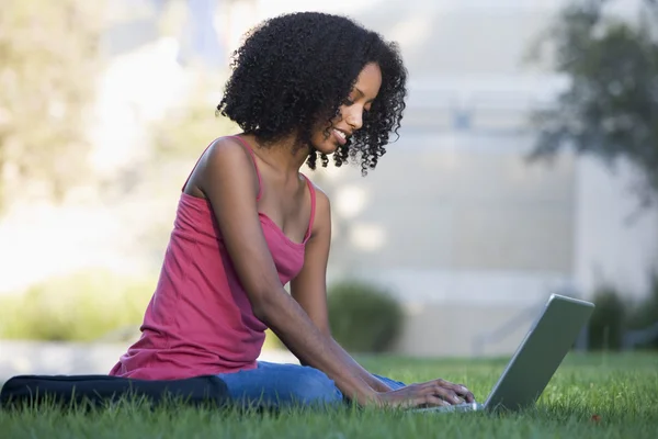 Universitetsstuderande använder laptop utanför — Stockfoto