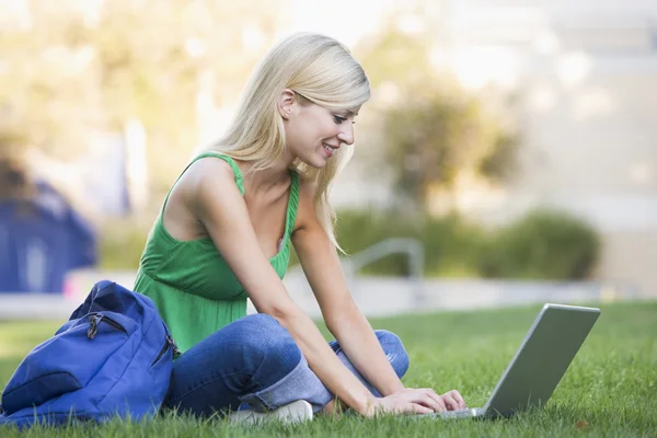 Universiteitsstudent met behulp van laptop buiten — Stockfoto