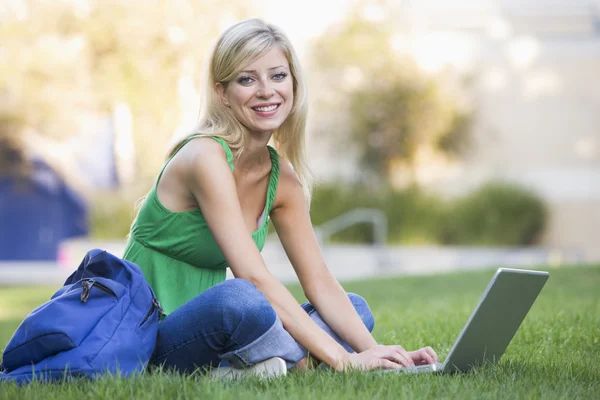 Estudante Universitário Feminino Sentado Grama Com Laptop — Fotografia de Stock