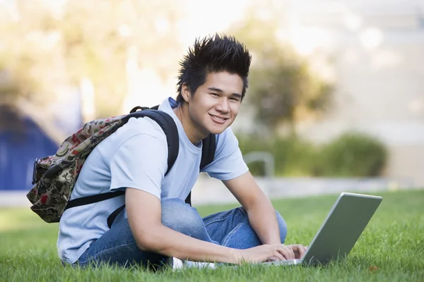 Manlig Student Sitter Gräset Med Laptop — Stockfoto