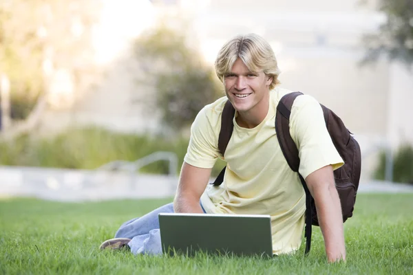 Mannelijke Universiteitsstudent Met Behulp Van Laptop Buiten — Stockfoto