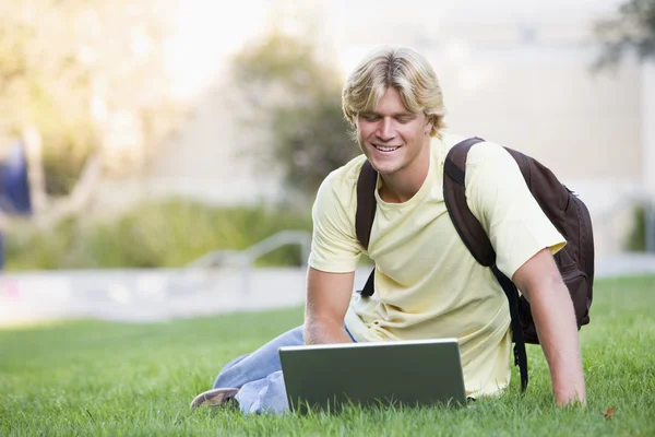 Étudiant universitaire utilisant un ordinateur portable à l'extérieur — Photo