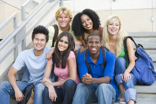 Grupa Sześciu Studentów Poza Siedzący Schodach — Zdjęcie stockowe