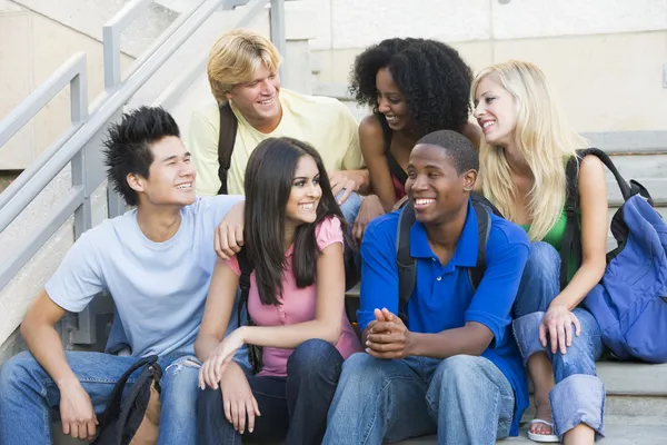 Gruppe Von Sechs Studenten Sitzt Draußen Auf Der Treppe — Stockfoto