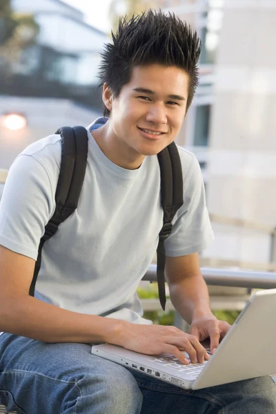 Studente Universitario Maschio Utilizzando Laptop Fuori — Foto Stock