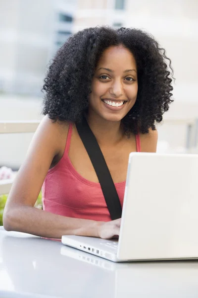Vrouwelijke Universiteitsstudent Met Behulp Van Laptop Buiten — Stockfoto