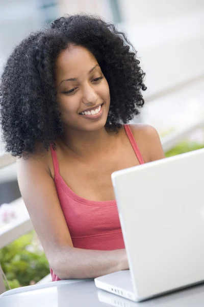 Estudante feminina usando laptop fora — Fotografia de Stock