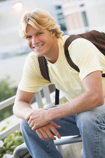 Männeruniversität Draußen Mit Rucksack — Stockfoto