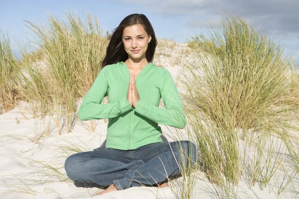 Jonge Vrouw Mediteren Onder Zandduinen Zoek Naar Camera — Stockfoto