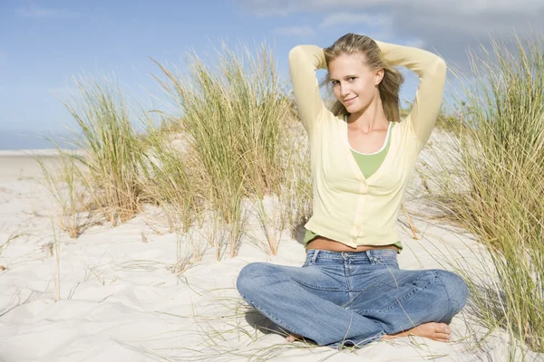 Mujer joven relajándose entre dunas — Foto de Stock
