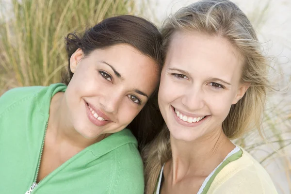 在海滩上的两个女性朋友 — 图库照片