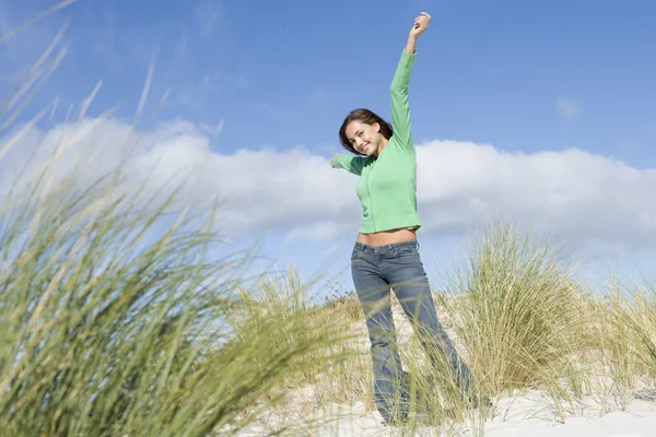 若い女性の砂丘の間でストレッチ — ストック写真