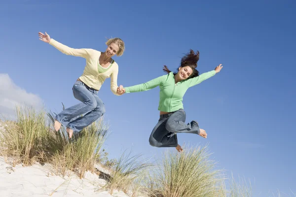 Dvě mladé ženy baví na pláži — Stock fotografie
