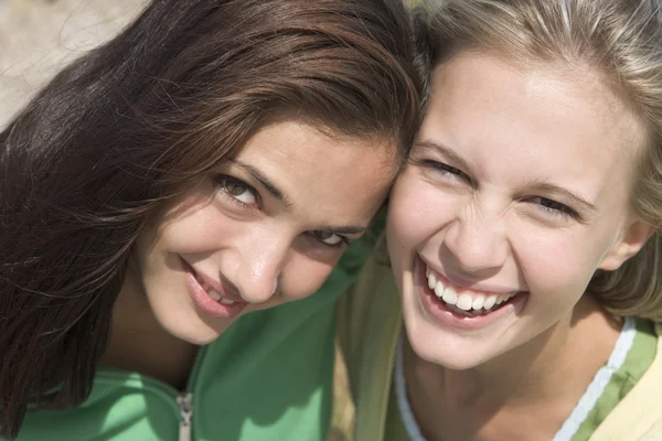 Närbild av två kvinnliga vänner — Stockfoto