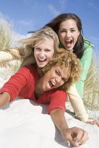 Trzy Koleżanki Zabawy Śmiejąc Się Plaży — Zdjęcie stockowe