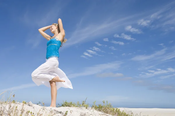 Mujer Joven Relajándose Playa Contra Cielo Azul — Foto de Stock