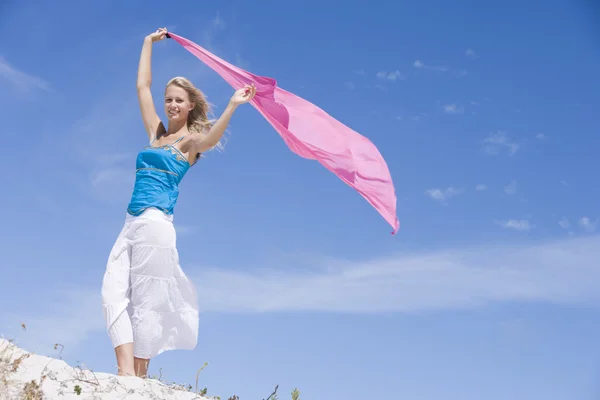 Молодая женщина держит розовую обертку — стоковое фото