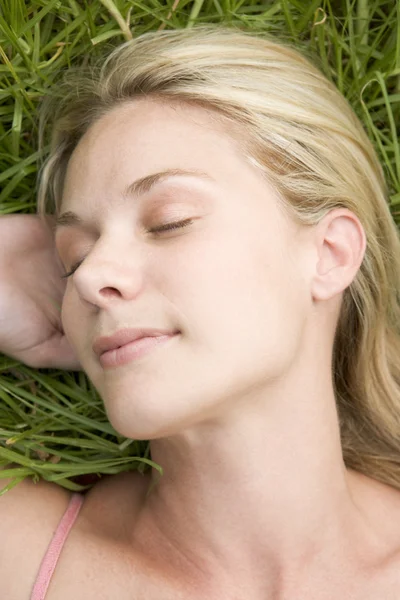Mujer joven descansando en la hierba — Foto de Stock