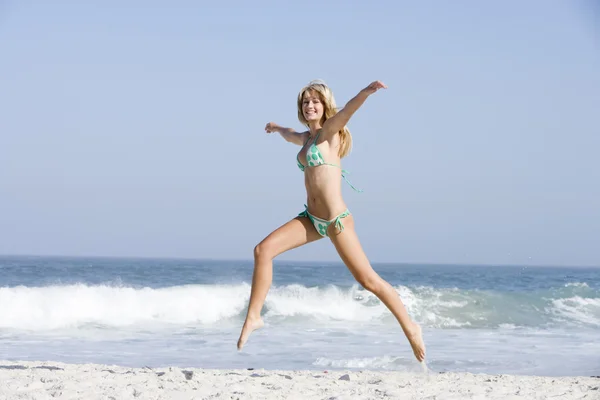 Jovem mulher em férias na praia — Fotografia de Stock