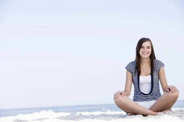 Młoda Kobieta Siedzi Plaży Widokiem Ocean — Zdjęcie stockowe