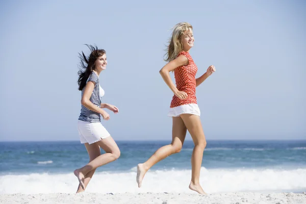 沿着海滩奔跑的两个女人 — 图库照片