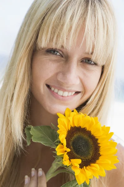 Woman holding sunflower — Stock Photo, Image