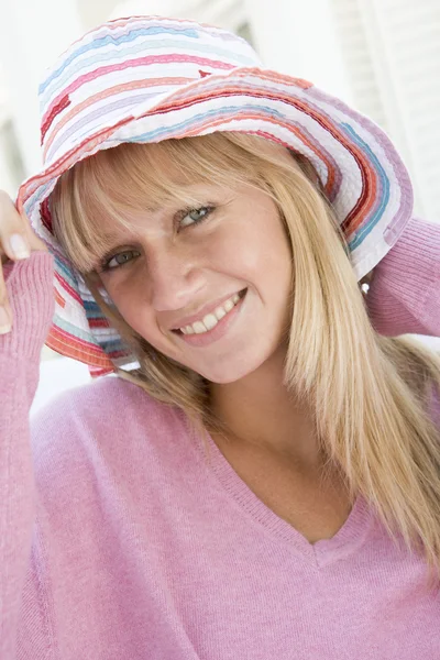 Hasır şapka giyen genç bir kadın. — Stok fotoğraf