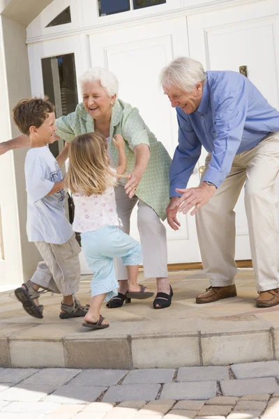 Grandparents Welcoming Grandchildren — Stock Photo, Image