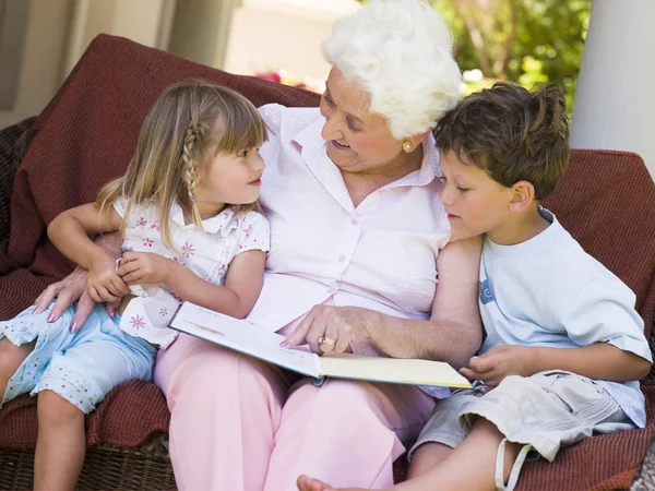 Mormor Läser Till Barnbarn — Stockfoto